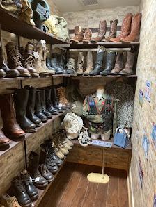 RE-HUNTED 桐生2号店 Military & Leather = BIKERSの店内の様子