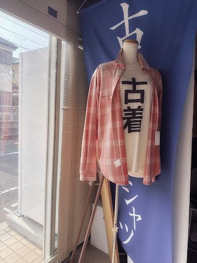 古着とTシャツの店舗写真