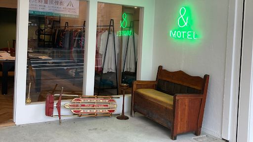 & MOTEL used clothing storeの店内の様子