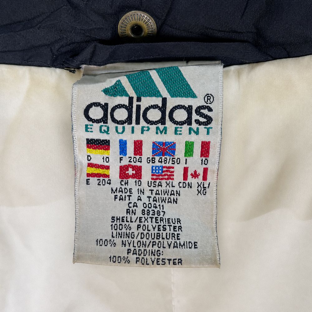 Adidas Equipmentの実物タグ資料、ブランドタグ全体。ロゴとタグの取り付け位置を確認する