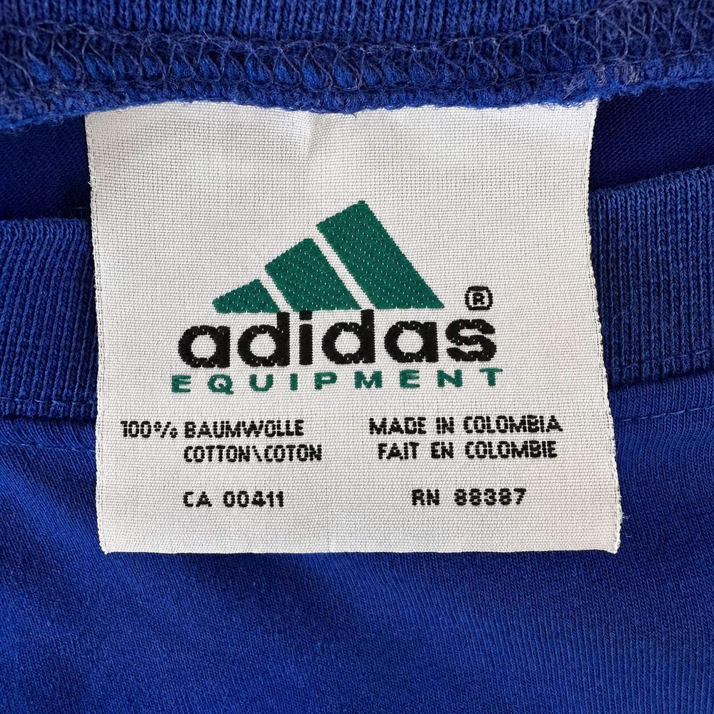 Adidas Equipmentの実物タグ資料、ロゴとサイズ表示が同じラベルに収まる例