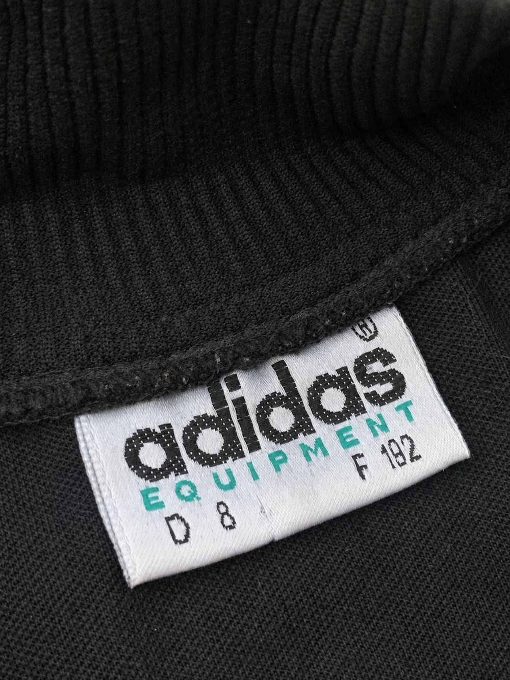 Adidas Equipmentの実物タグ資料、プリント式の表示。文字の読める範囲を記録する