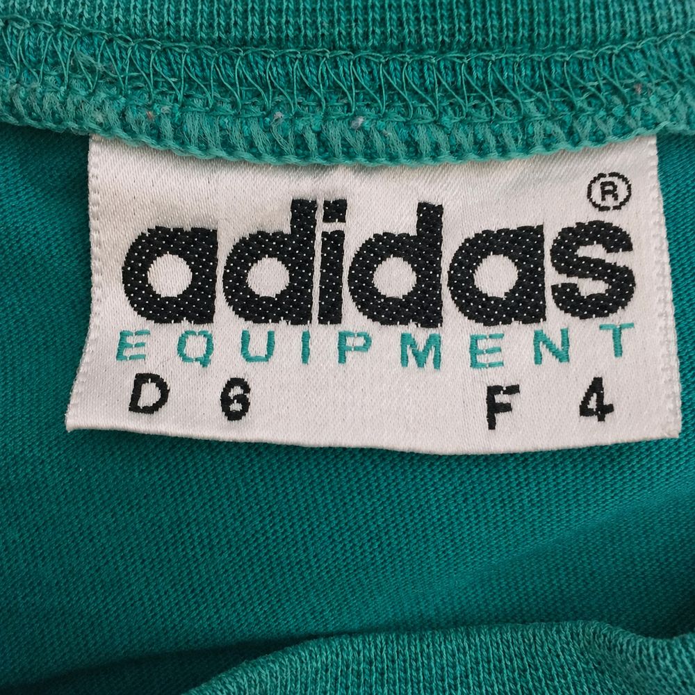 Adidas Equipmentの実物タグ資料、複数ラベルの位置関係が分かる全体写真