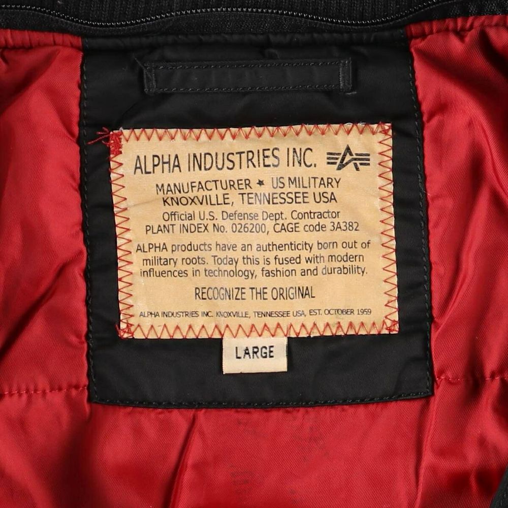 Alpha Industriesの実物タグ資料、ロゴとサイズ表示が同じラベルに収まる例