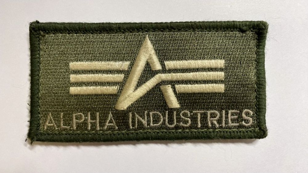 Alpha Industriesの実物タグ資料、色の違うボディに付く同ブランドのタグ