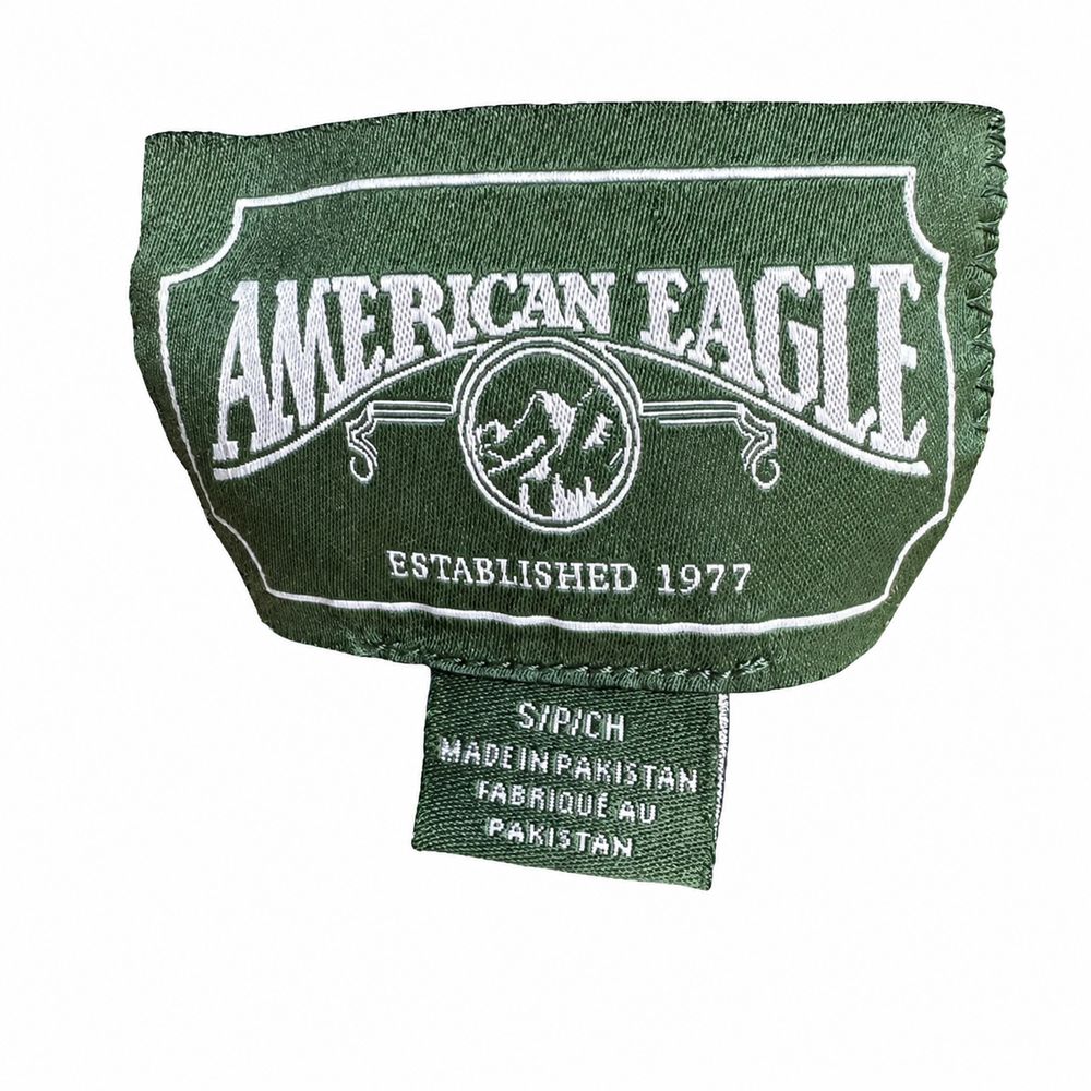赤いTシャツに縫い付けられたAMERICAN EAGLE Outfitters、MADE IN U.S.A.タグ