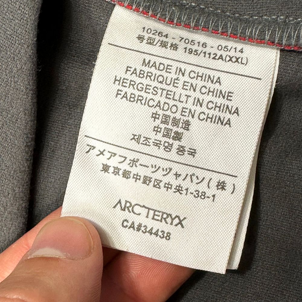 Arc'teryxの実物タグ資料、ロゴとサイズ表示が同じラベルに収まる例