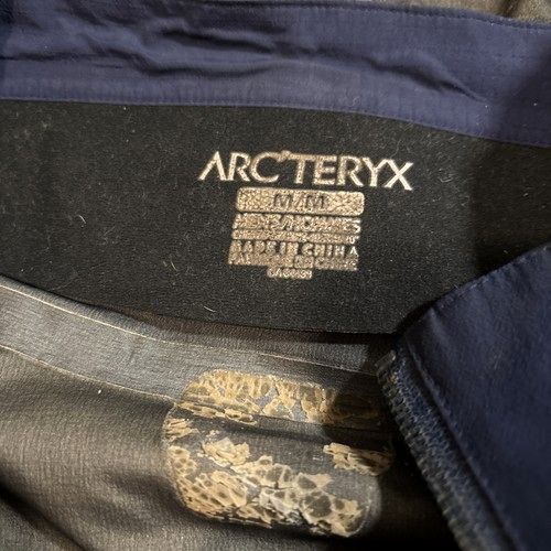 Arc'teryxの実物タグ資料、別仕様の織りネーム。縫い付け方にも注目する