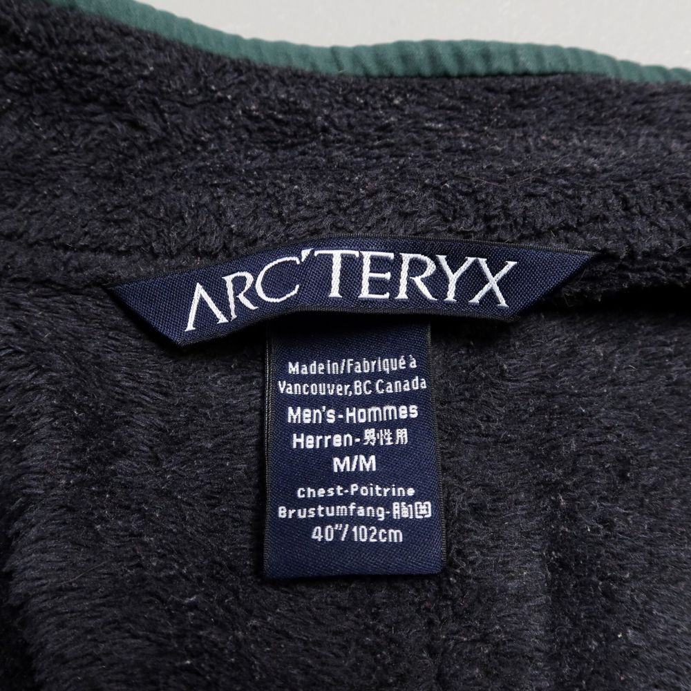 Arc'teryxの実物タグ資料、プリント式の表示。文字の読める範囲を記録する