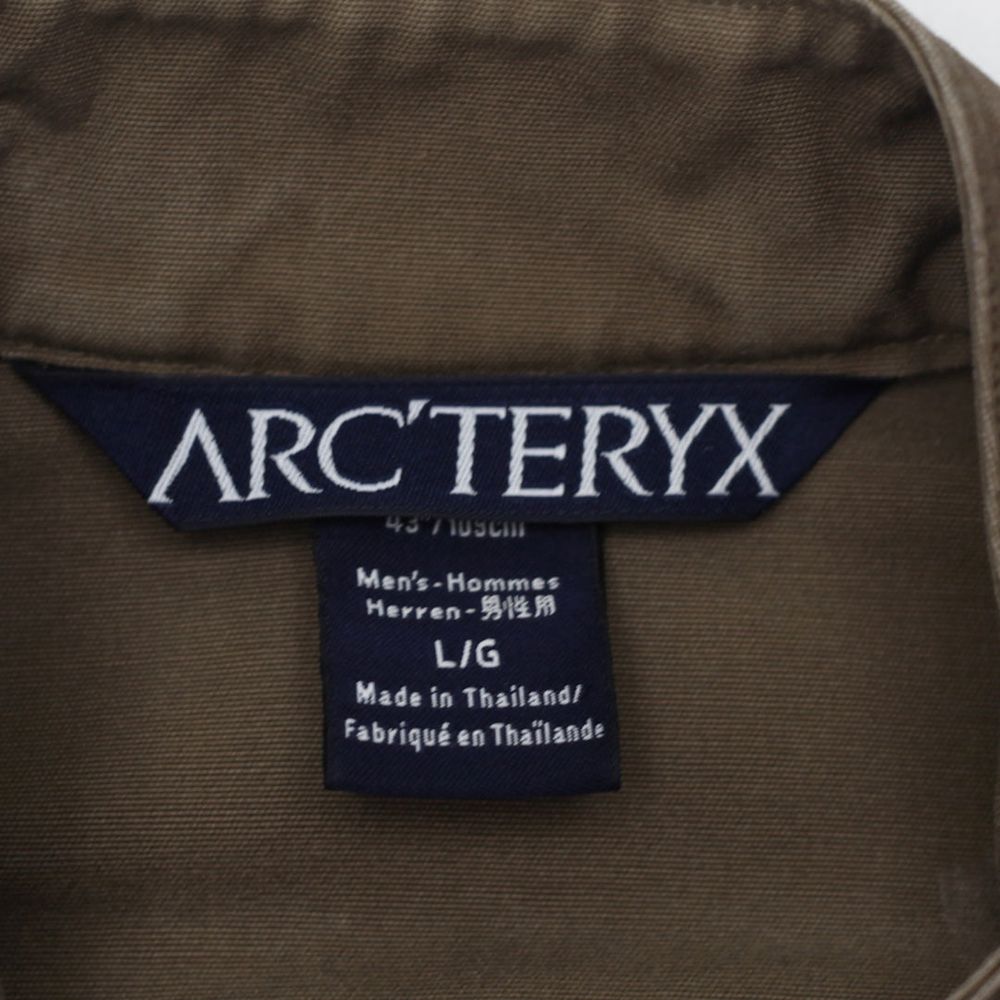 Arc'teryxの実物タグ資料、色の違うボディに付く同ブランドのタグ