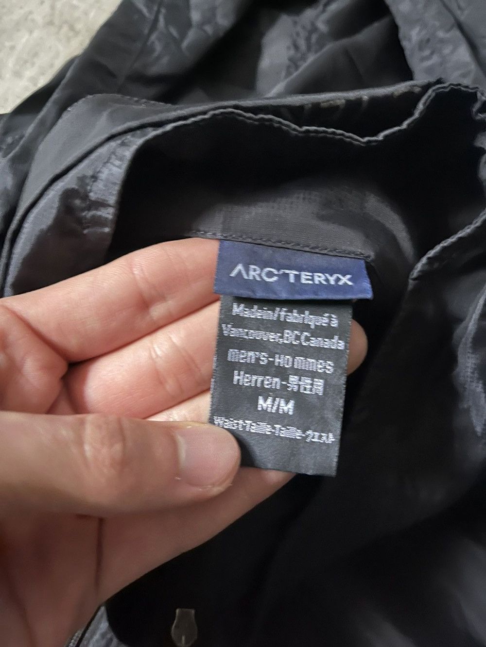 Arc'teryxの実物タグ資料、複数ラベルの位置関係が分かる全体写真