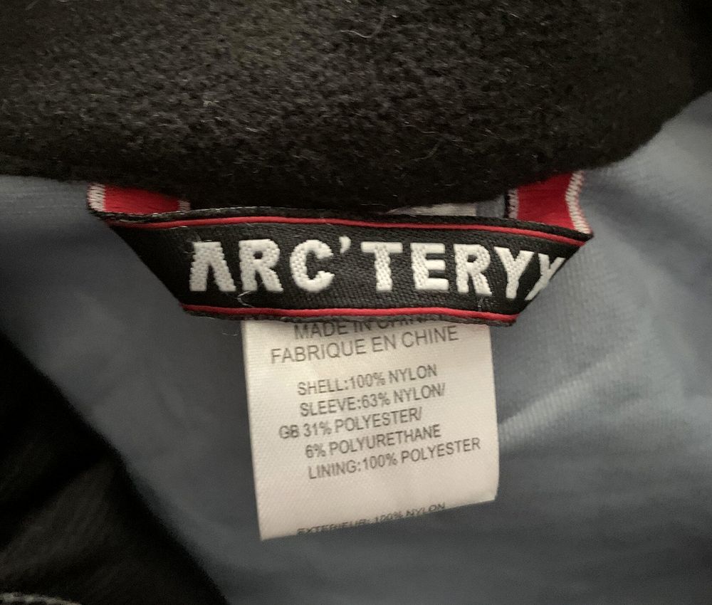 Arc'teryxの実物タグ資料、ケア表示やサイズ欄を含むタグ周辺