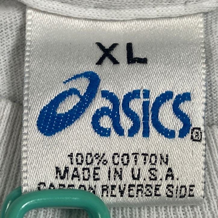 ASICSの実物タグ資料、ロゴとサイズ表示が同じラベルに収まる例