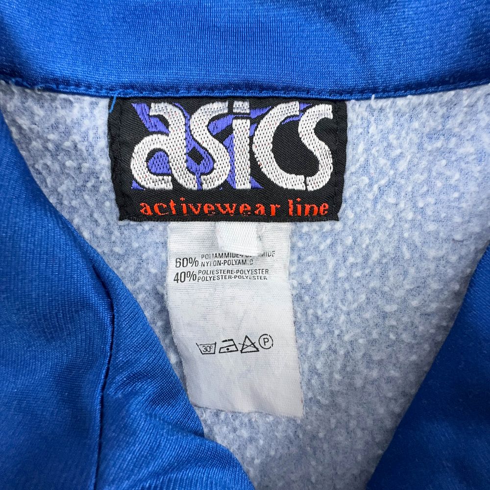 ASICSの実物タグ資料、生産国や素材表示が近接するタグの例