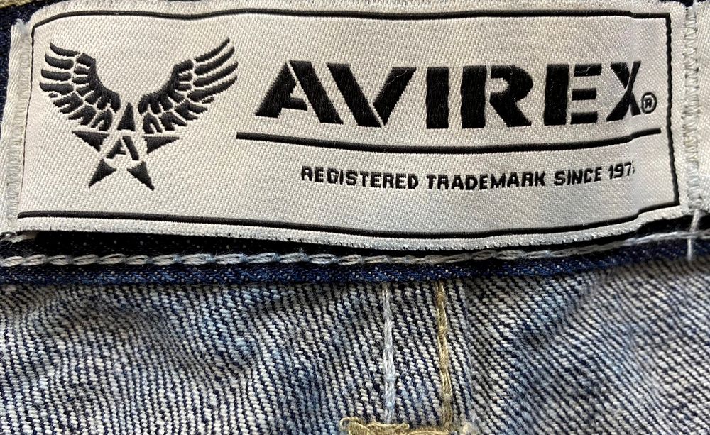 Avirexの実物タグ資料、生産国や素材表示が近接するタグの例