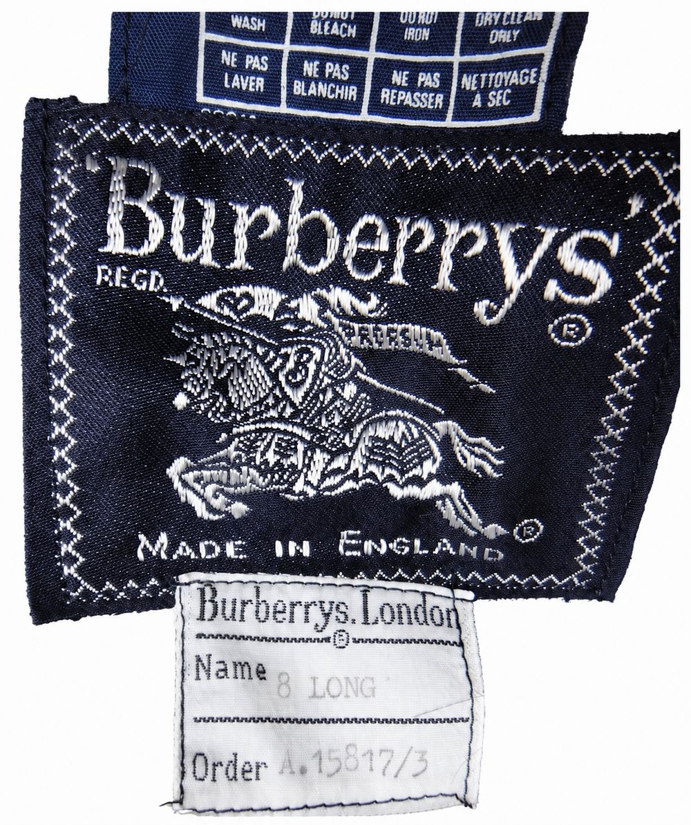 Burberry Black Labelの黒い内側ラベルとノバチェック