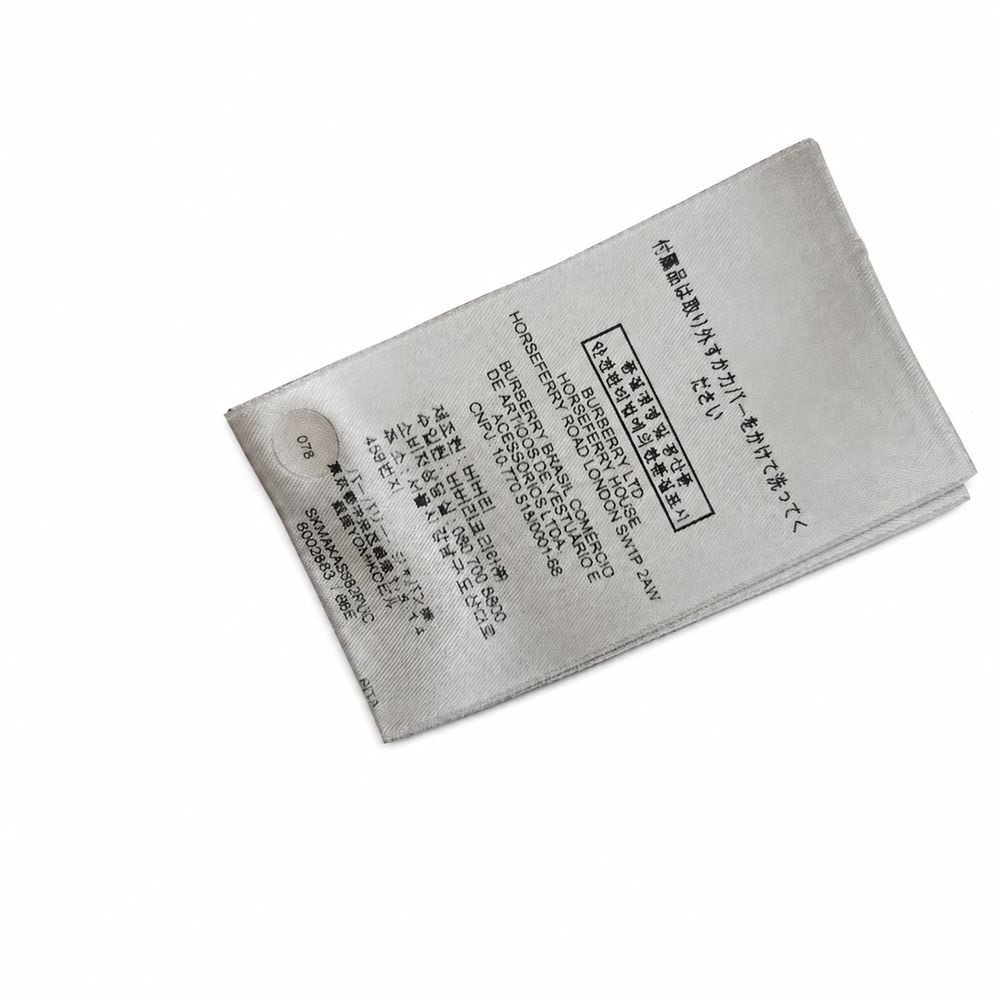 Burberryの白タグとFD082-039-43、7AB2、ケア記号、100パーセントコットン表示