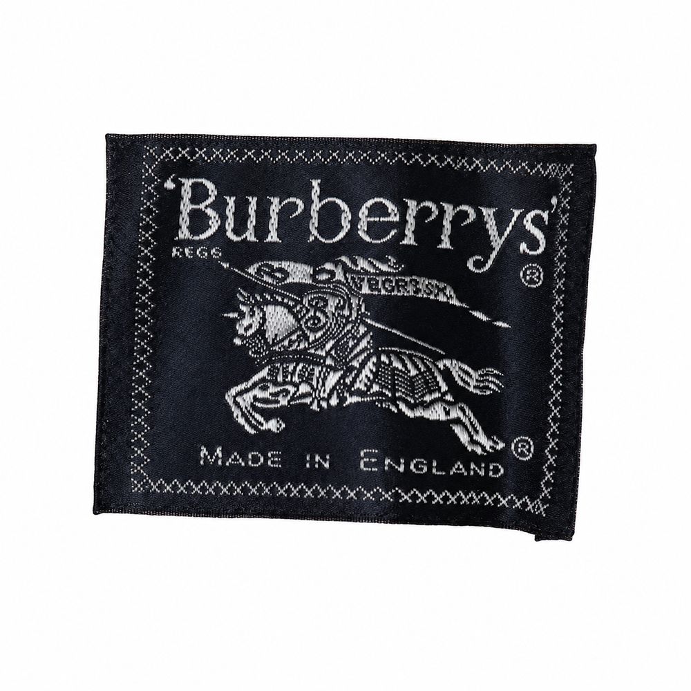 Burberryチェック柄の裏地に付いた100パーセントコットンとMade in Chinaのケアタグ