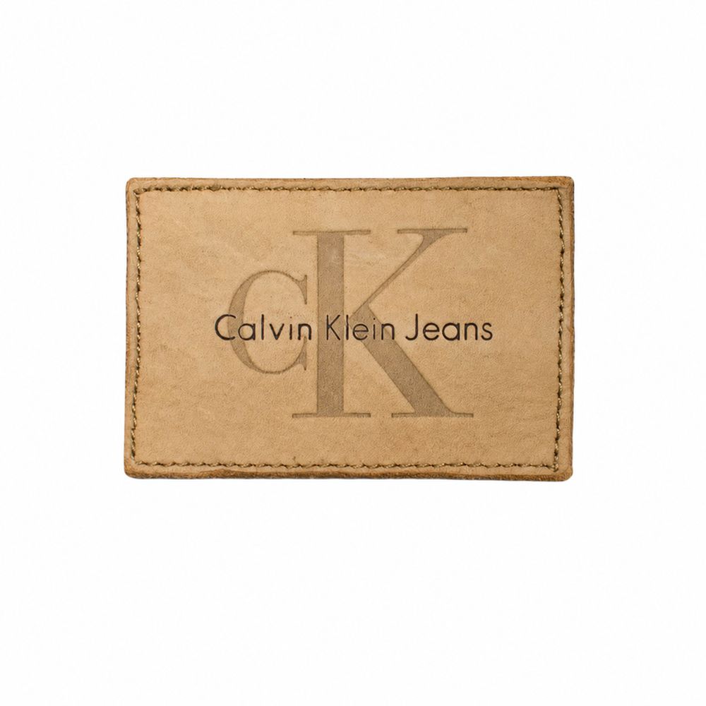 Calvin Klein JeansのCK革パッチとサイズ4、ストーンウォッシュのケアタグ