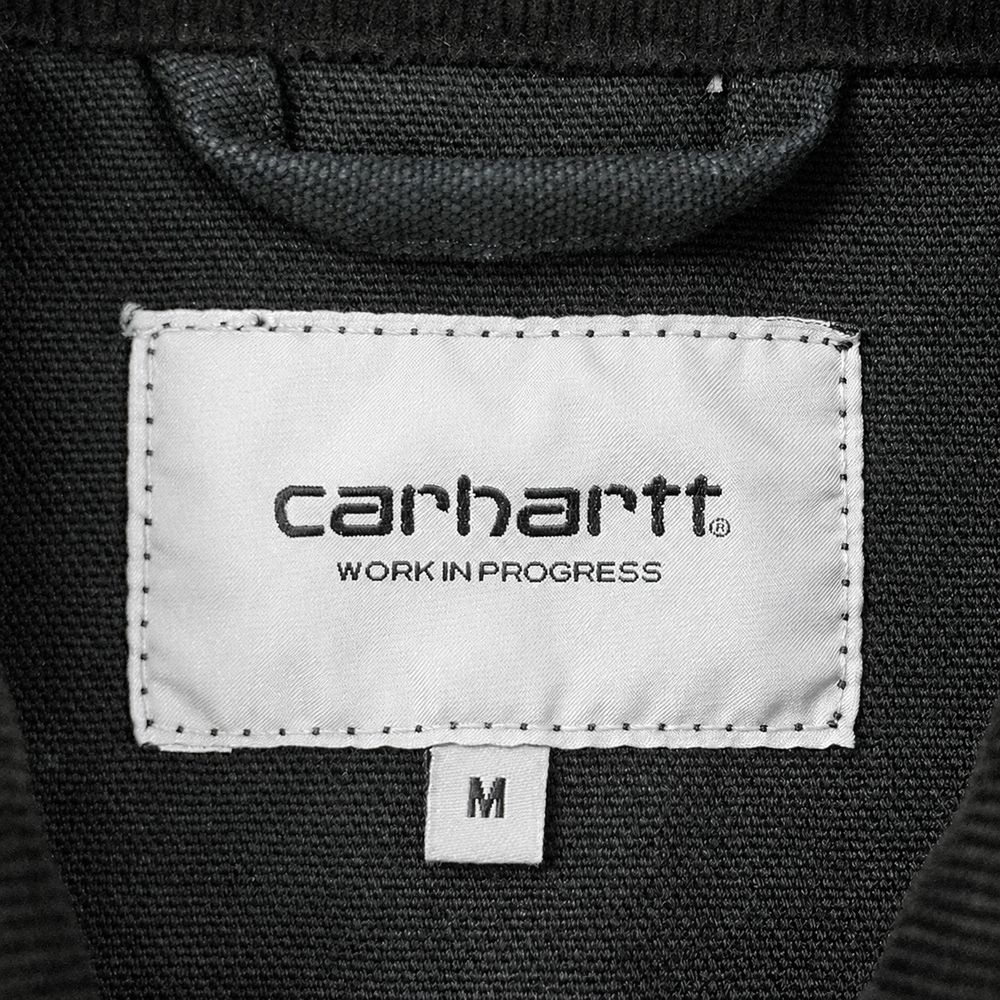 Carhartt WIPの実物タグ資料、ロゴとサイズ表示が同じラベルに収まる例