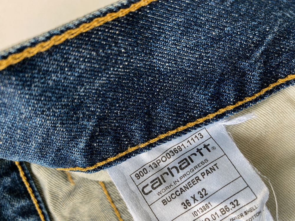 Carhartt WIPの実物タグ資料、別仕様の織りネーム。縫い付け方にも注目する