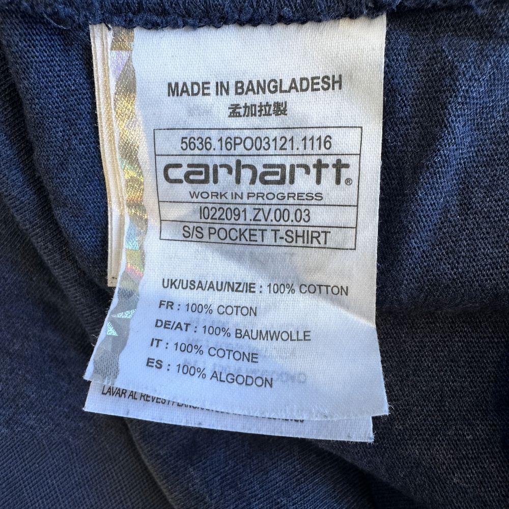 Carhartt WIPの実物タグ資料、複数ラベルの位置関係が分かる全体写真