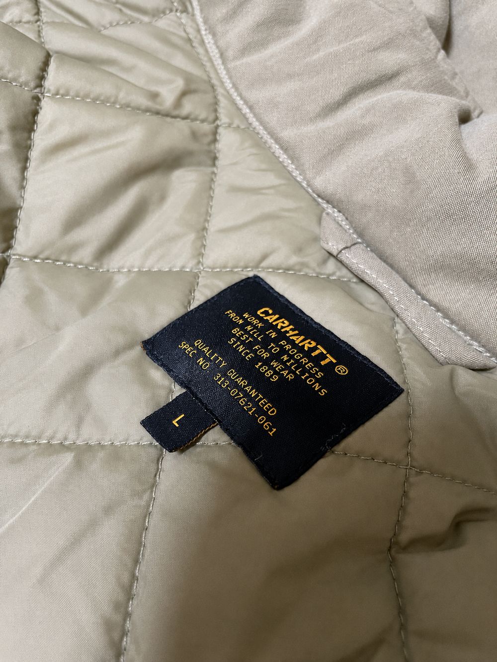 Carhartt WIPの実物タグ資料、ケア表示やサイズ欄を含むタグ周辺