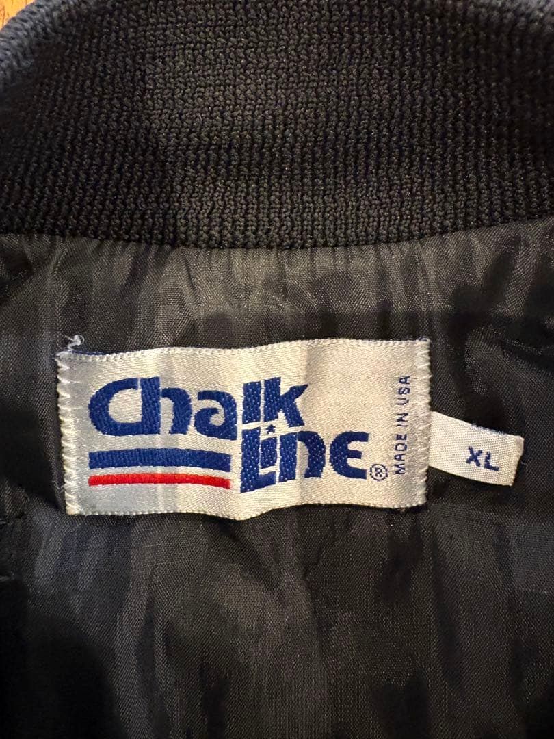 Chalk Lineの実物タグ資料、ブランドタグ全体。ロゴとタグの取り付け位置を確認する
