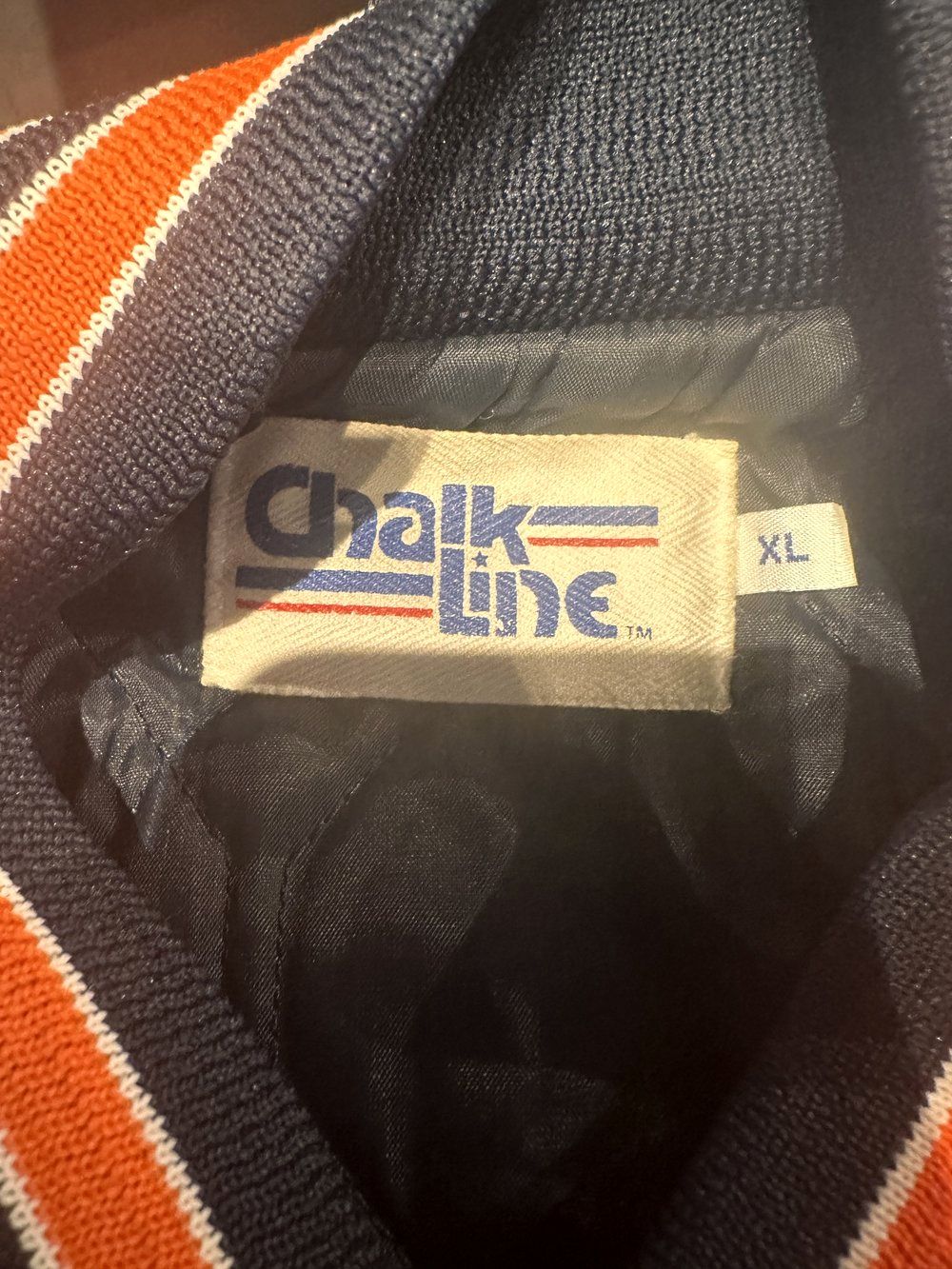Chalk Lineの実物タグ資料、複数ラベルの位置関係が分かる全体写真