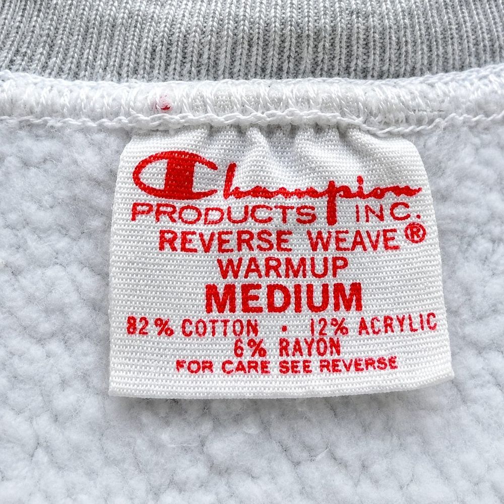 赤一色で印刷されたChampion Reverse Weaveタグ