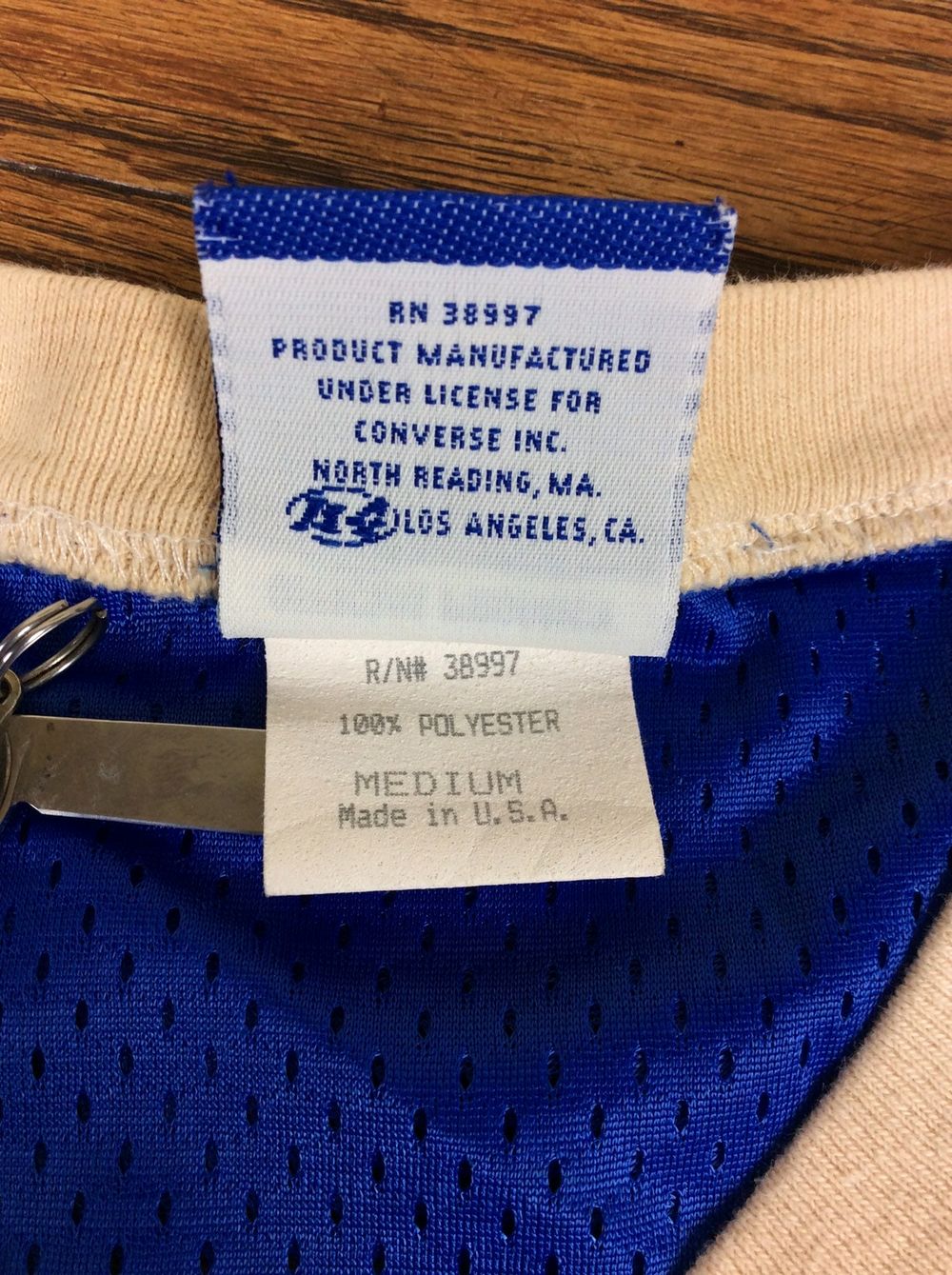 Converseの実物タグ資料、複数ラベルの位置関係が分かる全体写真