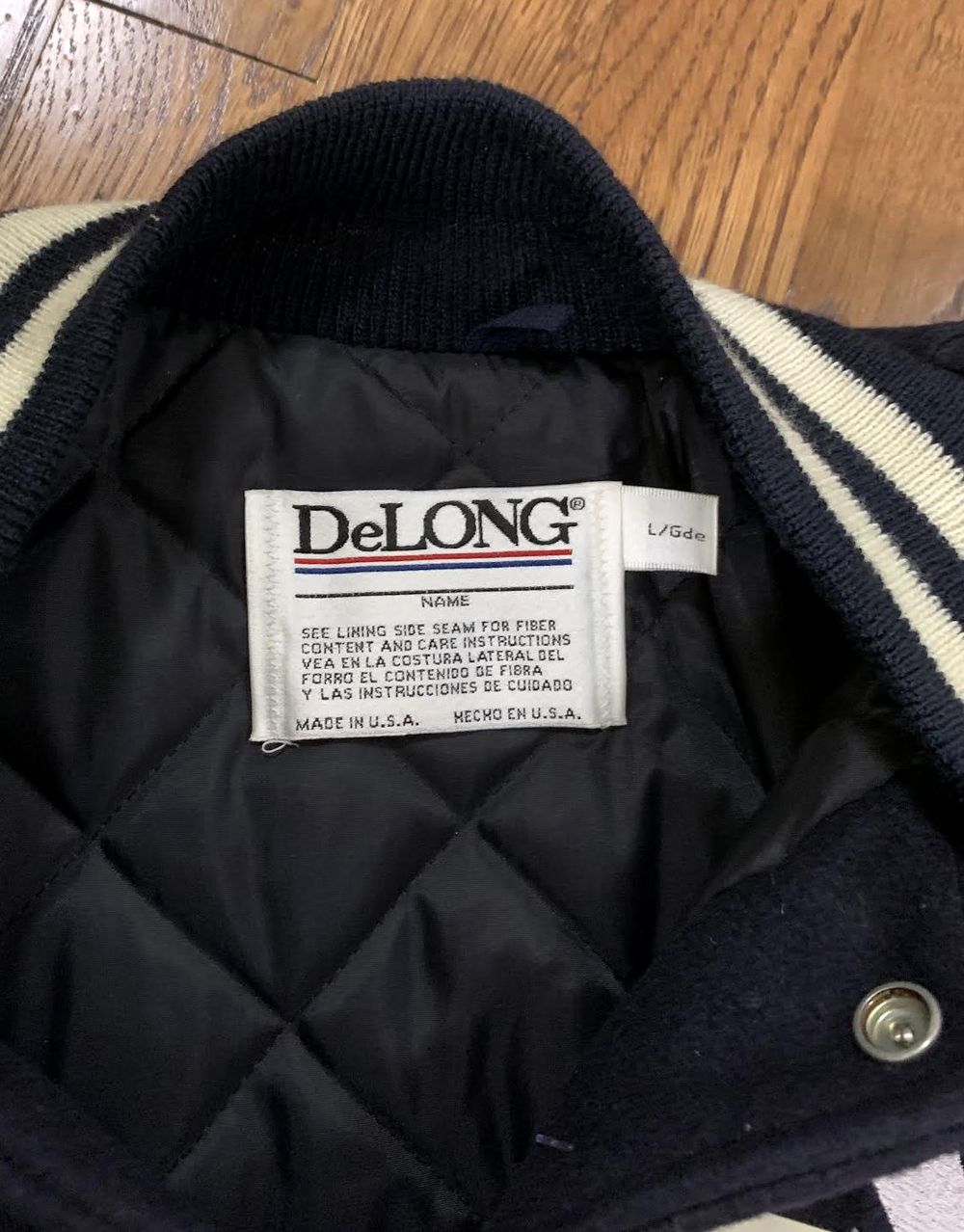 DeLONGの実物タグ資料、生産国や素材表示が近接するタグの例