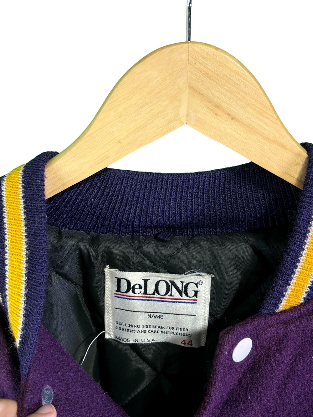 DeLONGの実物タグ資料、別仕様の織りネーム。縫い付け方にも注目する
