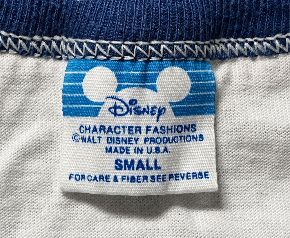 Disneyの実物タグ資料、ロゴとサイズ表示が同じラベルに収まる例