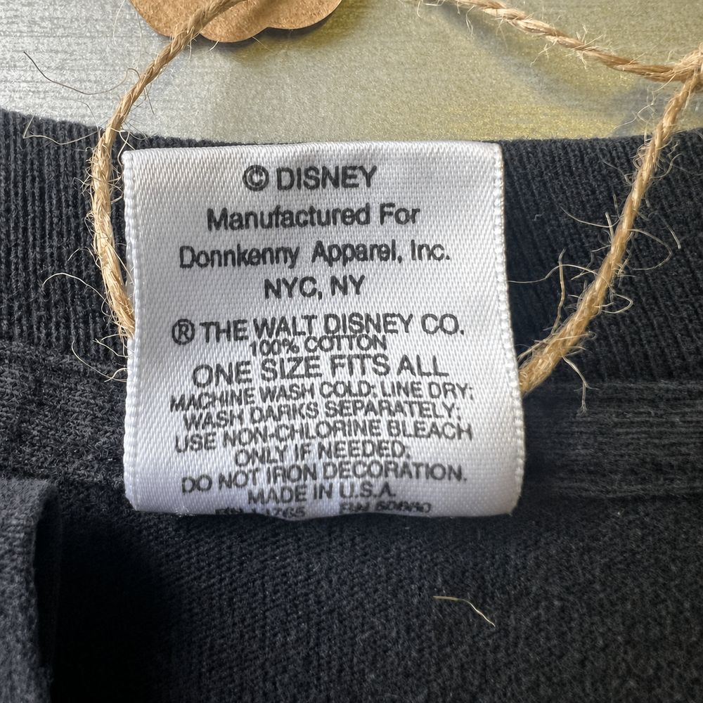 Disneyの実物タグ資料、複数ラベルの位置関係が分かる全体写真