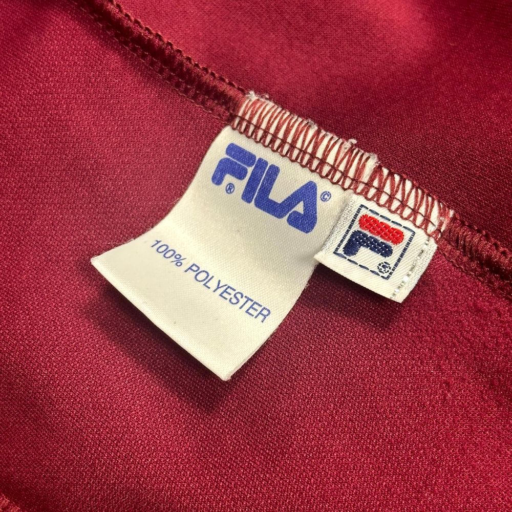 Filaの実物タグ資料、ロゴとサイズ表示が同じラベルに収まる例