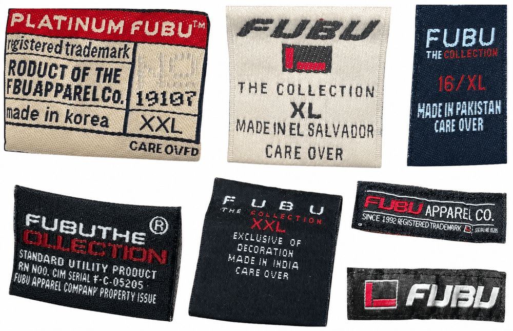 FUBUデニムのMachine Wash Cold、Like Colors、Non-Chlorine Bleach、Tumble Dry Low、Cool Ironのケアタグ