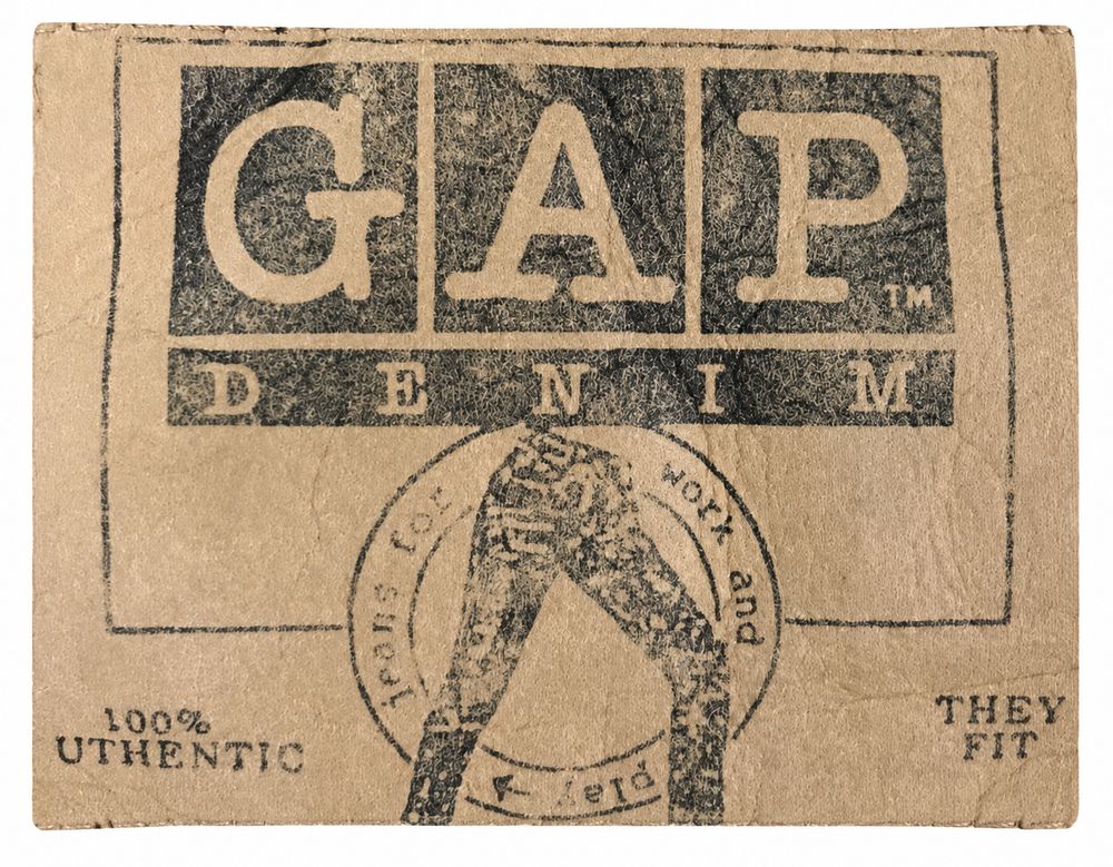 デニムに縫い付けられたthe gapの小文字ロゴタグ