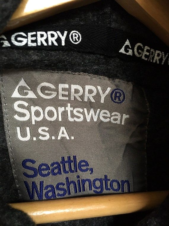 Gerryの実物タグ資料、生産国や素材表示が近接するタグの例