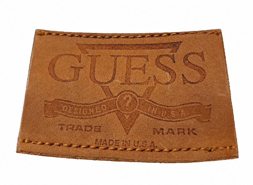 赤いスウェットのGUESS U.S.A. American TraditionタグとMade in USA、混紡率表示