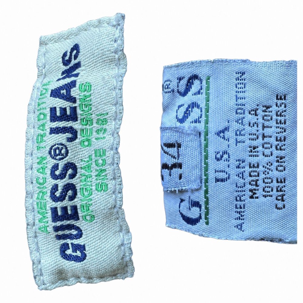 デニムに縫い付けられたGUESS U.S.A.の三角形ロゴパッチ