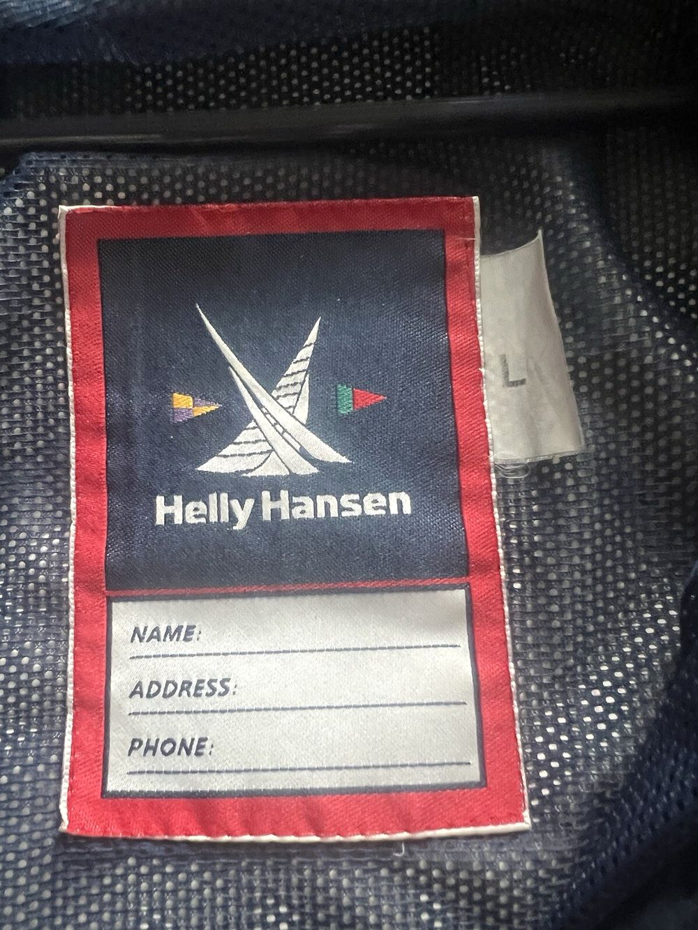 Helly Hansenの実物タグ資料、ブランドタグ全体。ロゴとタグの取り付け位置を確認する