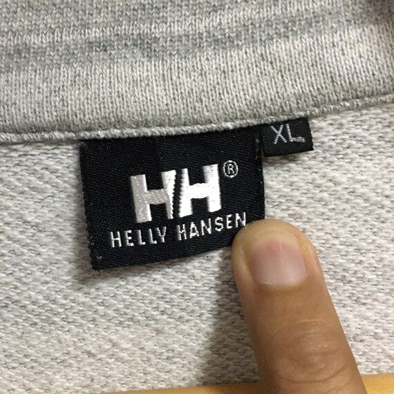 Helly Hansenの実物タグ資料、ロゴとサイズ表示が同じラベルに収まる例