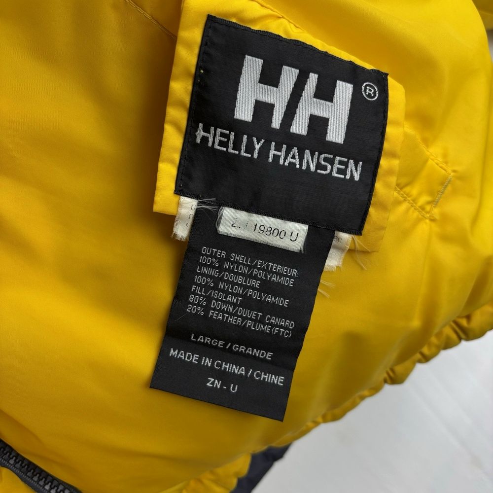 Helly Hansenの実物タグ資料、生産国や素材表示が近接するタグの例