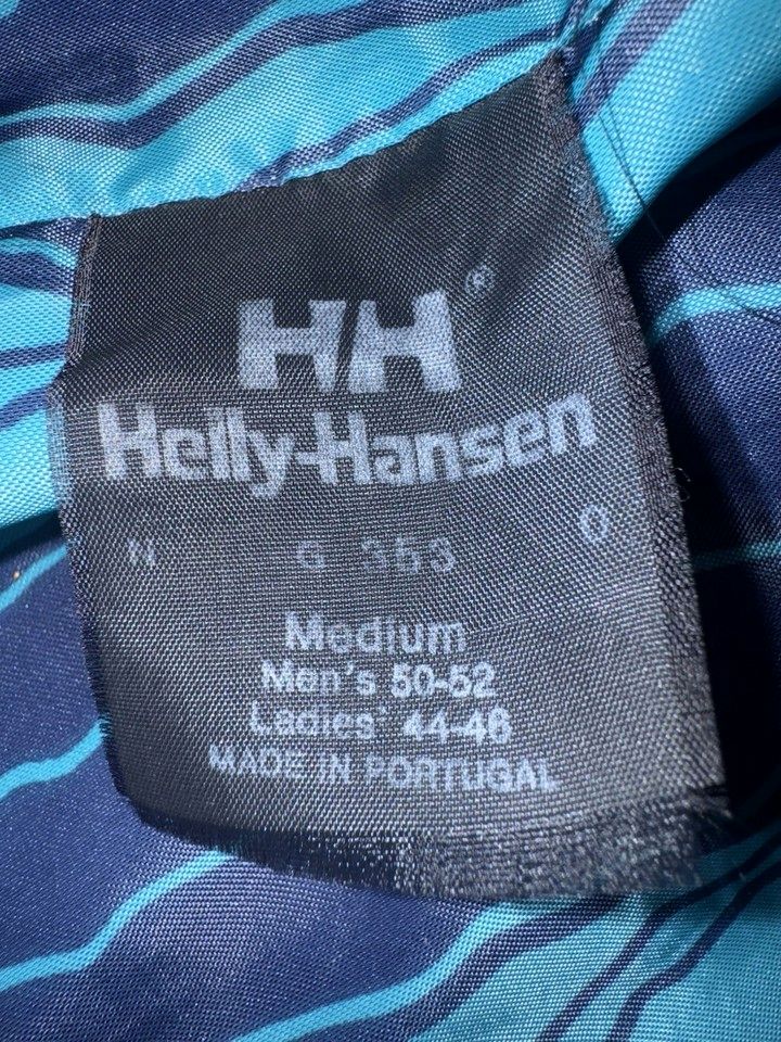 Helly Hansenの実物タグ資料、別仕様の織りネーム。縫い付け方にも注目する