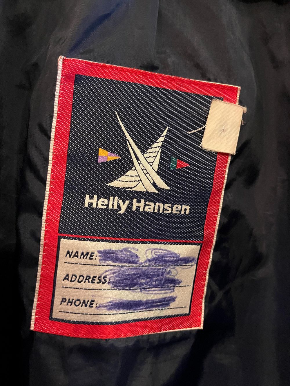 Helly Hansenの実物タグ資料、色の違うボディに付く同ブランドのタグ
