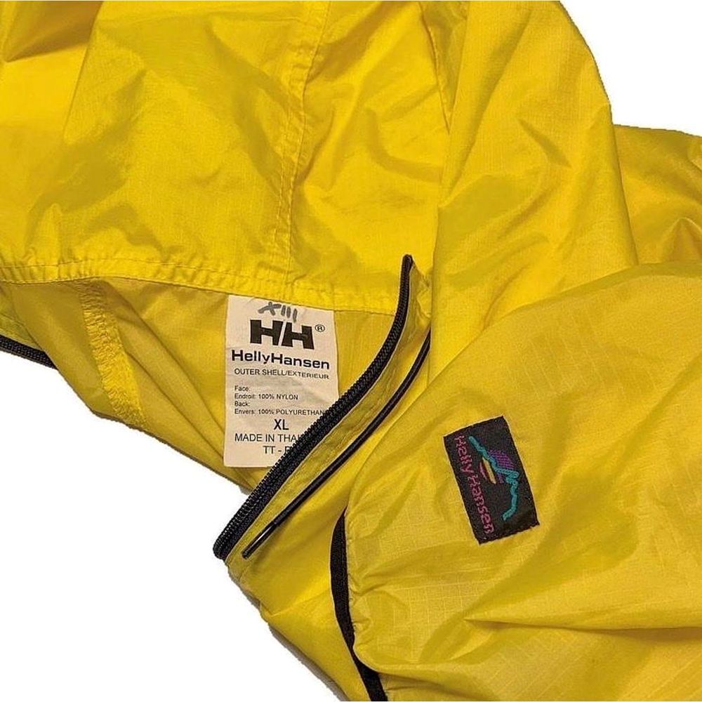Helly Hansenの実物タグ資料、ケア表示やサイズ欄を含むタグ周辺