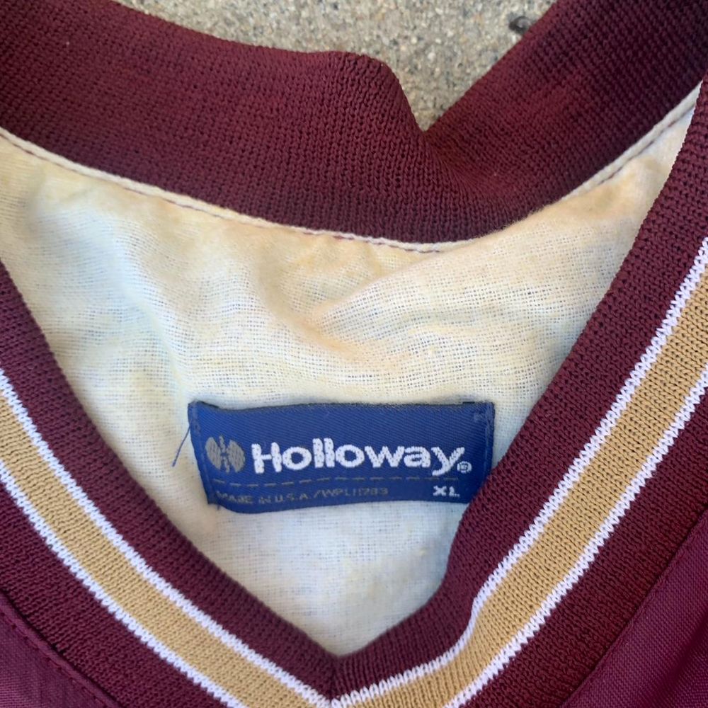 Hollowayの実物タグ資料、ブランドタグ全体。ロゴとタグの取り付け位置を確認する