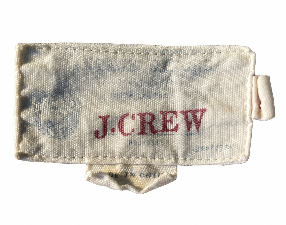 ストライプのオックスフォードシャツに縫い付けられたJ.CREWタグ