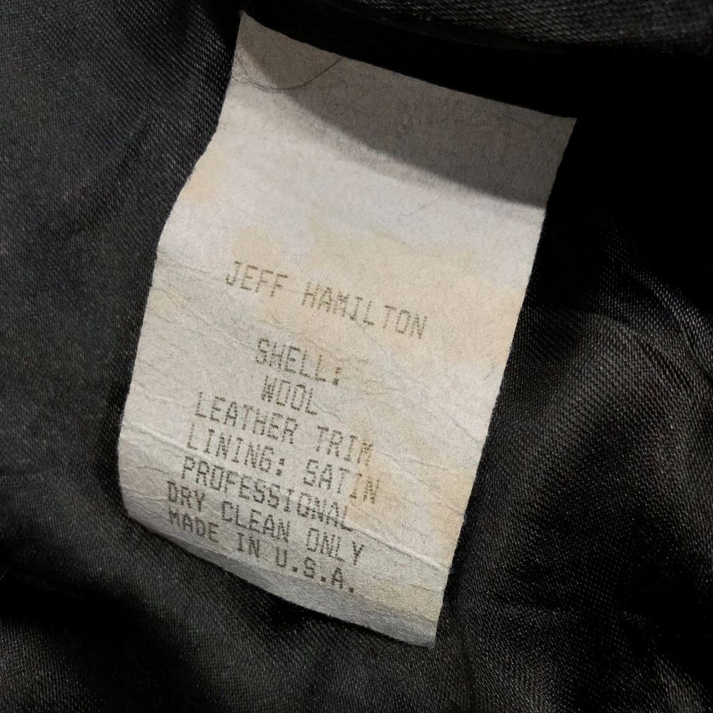 Jeff Hamiltonの実物タグ資料、ロゴとサイズ表示が同じラベルに収まる例